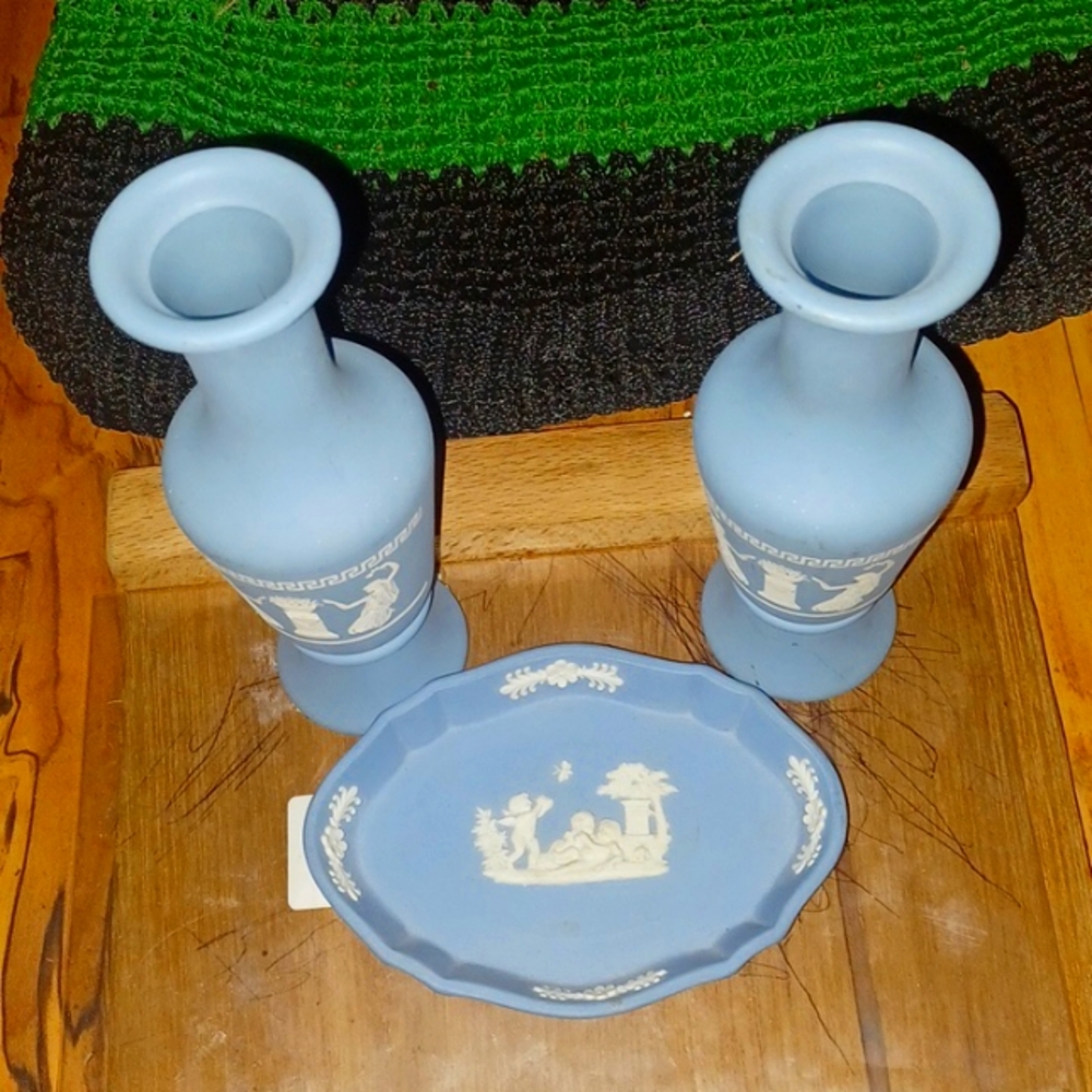 Wedgewood set of two small vases with tray